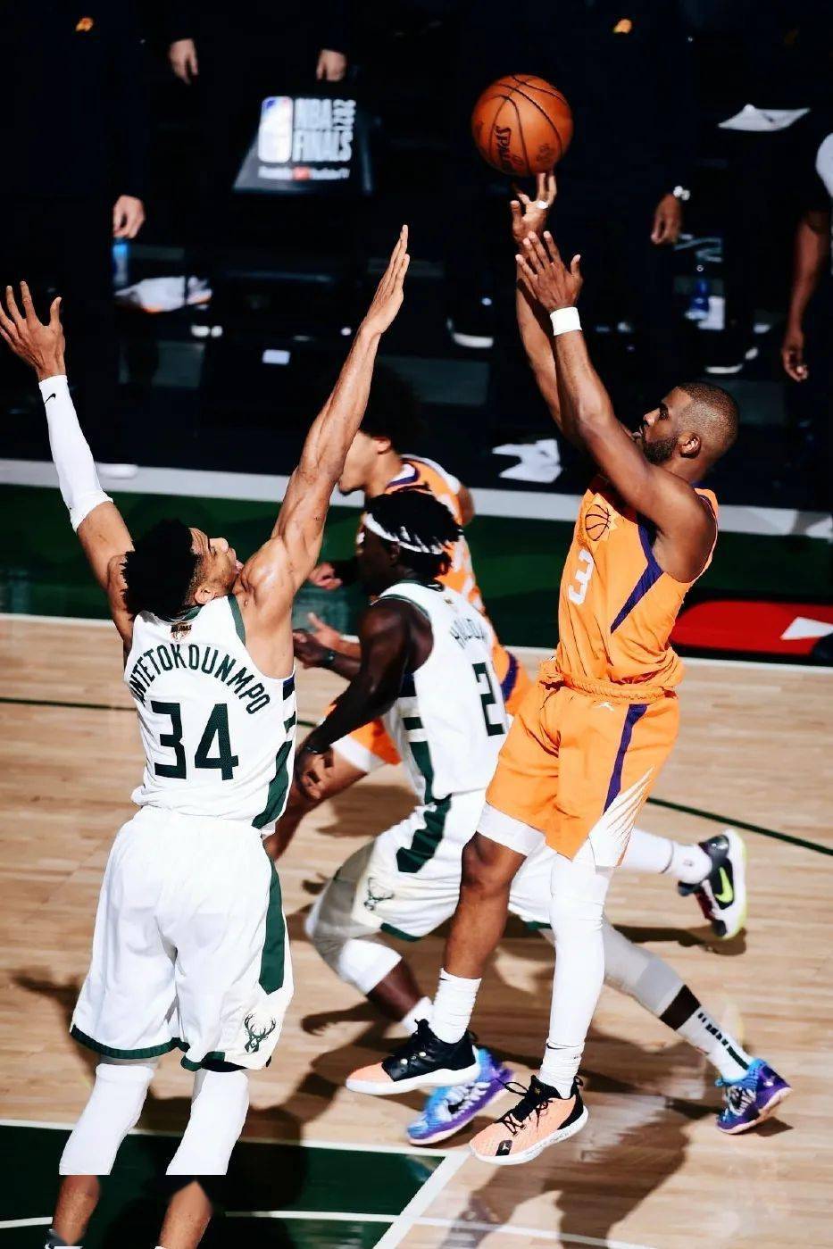 广厦男篮首回合小胜新疆男篮,石宇奇砍下40记关键球,全场沸腾 广厦男篮首回合小胜新疆男篮,石宇奇砍下40记关键球,全场沸腾